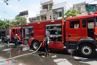 Xe cứu hỏa đến hiện trường dập lửa. Ảnh: Giáp Hồ.
