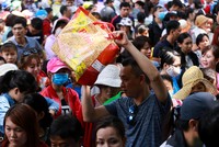 Người dân chen lấn vào Thảo Cầm Viên Sài Gòn chơi lễ