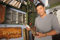 Anh Thân Anh Hoàng Vũ cầm vỏ đạn cối 81 sót lại trong chiến tranh. Ảnh: Đắc Thành.