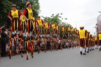 Chục nghìn người đổ ra đường xem lễ hội ở Huế