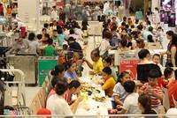 Khu vực tự phục vụ khi ăn uống của trung tâm thương mại không còn chỗ trống cho khách đến sau. Ảnh: Phúc Minh.