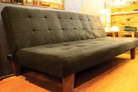 "Chiếc ghế này ngồi là chạm cọc, rất khó chịu”, một khách hàng cho biết