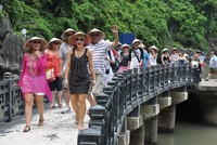 Năm 2017, Việt Nam thu hút gần 13 triệu lượt khách quốc tế, tăng hơn 29% so với năm 2016