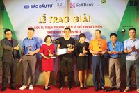 Ông Lê Anh Minh, ngoài cùng bên phải, đại diện nhà tài trợ trao giải cho các vận động viên tham dự giải golf từ thiện Swing for the Kids 2018 do Báo Đầu tư tổ chức