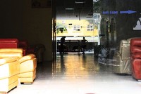 Tầng 1 của tòa nhà hiện đang được cho thuê làm nơi trưng bày nội thất. Ảnh: Thành Nguyễn