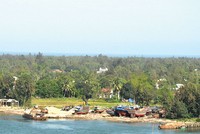 Những khu đất gần biển dưới chân cầu Cửa Đại đang được nhiều nhà đầu tư săn tìm. 