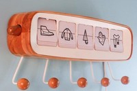 Móc treo quần áo thông minh giúp bạn chọn quần áo để mặc