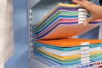 Dụng cụ phân loại quần áo đã gấp, giúp người mặc chọn được quần áo ưng ý mà không xáo trộn chúng