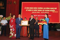 Ông Nguyễn Văn Tuấn (bên trái), Chủ tịch Hội đồng quản trị Thái Hưng thay mặt Công ty đón nhận Huân chương Lao động hạng Nhì