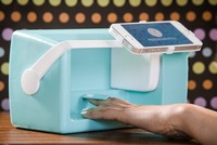 Dùng smartphone để vẽ móng tay