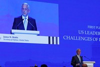 Bộ trưởng James Mattis phát biểu trong hội nghị Shangri-La năm 2018. Ảnh: Reuters.