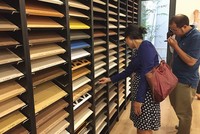 Người tiêu dùng nên tìm mua sản phẩm của các thương hiệu uy tín để đảm bảo chất lượng. Ảnh: Kim Đức