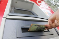 Các đối tượng lừa đảo áp dụng nhiều phương thức để chiếm đoạt tiền của chủ thẻ, khách hàng của ngân hàng