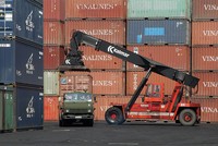 Việt Nam là nền kinh tế phụ thuộc vào thương mại cao thứ hai ở Đông Nam Á, sau Singapore