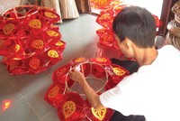 Làm lồng đèn Phật đản. Ảnh: Nguyễn Văn Toàn