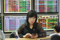 Nhà đầu tư liên tục mua bán trong phiên với khối lượng từ 5 - 10 hợp đồng mỗi lần, tổng chi phí có thể lên tới tiền triệu mỗi ngày