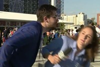 Júlia Guimarães tránh nụ hôn của người đàn ông lạ mặt. Ảnh chụp từ clip.