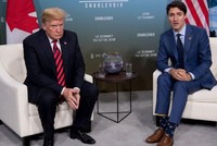 Tổng thống Trump gặp Thủ tướng Trudeau ngày 8/6 trong khuôn khổ Hội nghị thượng đỉnh G7. Ảnh: AFP