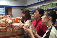 Một số doanh cho hay khi thực hiện chủ trương bổ sung iốt, sắt vào nước mắm, mỳ tôm khiến chất lượng sản phẩm bị ảnh hưởng. Ảnh: Tú Uyên. 