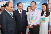 Thủ tướng Nguyễn Xuân Phúc, Nguyên Tổng bí thư Nông Đức Mạnh và các đại biểu tham quan gian hàng trưng bày của Masan tại Hội nghị