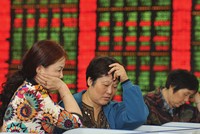 Thị trường chứng khoán Trung Quốc đang theo đà đi xuống, tạo rủi ro cho các cổ phiếu đang thế chấp tại CTCK