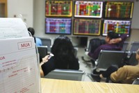 Tiền có chạy từ sàn cổ phiếu sang sàn phái sinh?