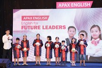 Đội trưởng U23 Việt Nam Lương Xuân Trường với khả năng nói tiếng Anh thuần thục tham gia giao lưu cùng các Apaxer ngày tốt nghiệp 