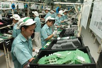 Chi phí nhân công rẻ là một trong những lợi thế của Việt Nam