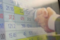 Ván bài “săn” công ty chứng khoán Việt