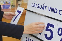Ngân hàng khó hạ lãi suất huy động do sức ép tỷ giá
