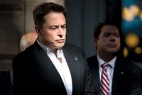 Elon Musk đang là cổ đông lớn nhất của Tesla, khi sở hữu hơn 20% lượng cổ phiếu.