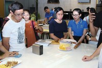 Hệ thống bàn ăn kết hợp bếp từ được nhập khẩu từ Pháp. Ảnh: Việt Dũng