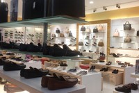 Nhiều người cho rằng, những cửa hàng vắng khách một phần do phong thủy không tốt. Ảnh: Thành Nguyễn