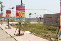 Các banner, tờ phướn quảng cáo dự án lại xuất hiện dày đặc ở khu vực quận 9. Ảnh: Việt Dũng 