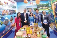 Dù kinh doanh nhỏ hay lớn, doanh nhân Việt đang góp phần công sức tạo nên sức mạnh của nền kinh tế. Trong ảnh: Ông Vũ Tiến Lộc (thứ hai, từ phải sang) thăm gian hàng giới thiệu sản phẩm của doanh nghiệp địa phương tại Triển lãm bên lề Hội nghị Thượng đỉnh kinh doanh Việt Nam 2017