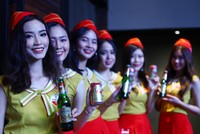 Các cô gái xinh đẹp giới thiệu sản phẩm bia Amstel lần đầu ra mắt.