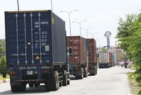 Ùn tắc giao thông trên Quốc lộ 22 đoạn gần Cửa khẩu Mộc Bài. Ảnh: A.M