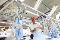 Sản xuất hàng xuất khẩu tại Tổng công ty May 10 (Gia Lâm, Hà Nội). Ảnh: Đức Thanh