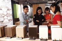 Gỗ công nghiệp đang là xu hướng phổ biến khi mau sắm nội thất tại các đô thị. Ảnh: Nhất Nam