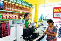 Bách hóa Xanh đáp ứng tất cả nhu cầu của người nội trợ với các sản phẩm thiết yếu. Ảnh: Lê Toàn