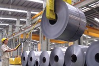 Hiệp định CPTPP tạo thuận lợi cho xuất khẩu hàng hóa sang thị trường rộng lớn của các nước thành viên. Trong ảnh: Sản xuất tại Tập đoàn Hoa Sen. Ảnh: Đ.T