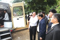 Tổng giám đốc Agribank Tiết Văn Thành (áo trắng) kiểm tra giao dịch thử nghiệm tại huyện Ngọc Lặc, tỉnh Thanh Hóa
