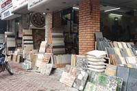 Gạch ốp lát đang phải “ngậm ngùi” chia sẻ thị phần khách hàng với ván gỗ.