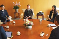 Ông Hyun Man Choi (ngồi giữa) và ông Moon Kyung Kang (thứ ba từ trái sang) tiếp đoàn nhà báo Việt Nam tại trụ sở Tập đoàn Mirae Asset ở Thủ đô Seoul