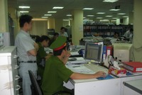 Lực lượng chức năng tiến hành thanh kiểm tra việc sử dụng phần mềm tại một doanh nghiệp. Ảnh: Tư liệu.