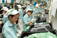 Thiếu nhân lực là một trong những rào cản về chuyển giao công nghệ giữa doanh nghiệp ĐTNN với Việt Nam. Trong ảnh: Nhà máy của Panasonic tại Việt Nam.