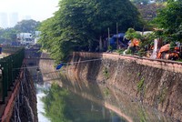 Đoạn mương phía sau sân vận động Mỹ Đình nối ra trạm bơm Đồng Bông, nơi dự kiến sẽ được cống hóa và mở rộng phục vụ đường đua F1