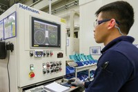 Việt Nam sẽ ưu tiên thu hút các dự án công nghệ cao. Trong ảnh: Sản xuất tại nhà máy GE Hải Phòng. Ảnh: Đức Thanh