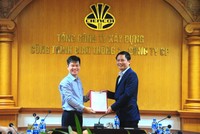 Chủ tịch HĐQT Nguyễn Ngọc Hòa trao quyết định bổ nhiệm Tổng giám đốc cho ông Ngô Bá Toản