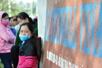 Công nhân Công ty Texwell Vina tại Khu công nghiệp Bàu Xéo (tỉnh Đồng Nai) bất ngờ trước việc chủ doanh nghiệp bỏ trốn. Ảnh: Ngọc An